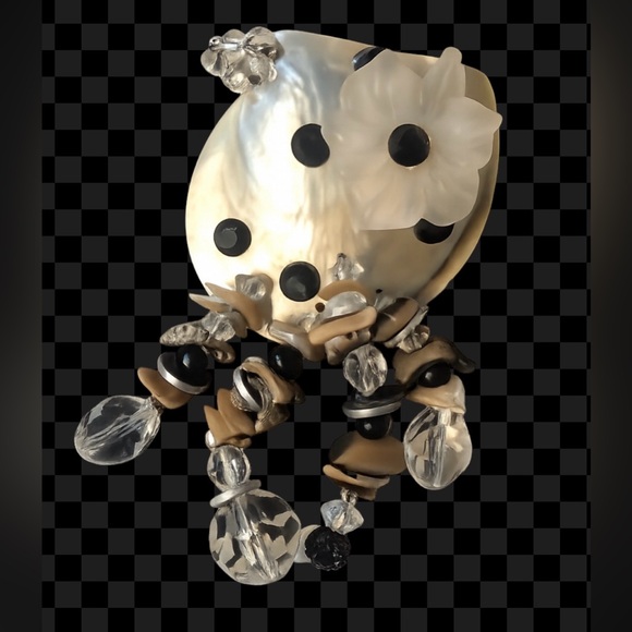 Shell Brooch - Picture 1 of 10